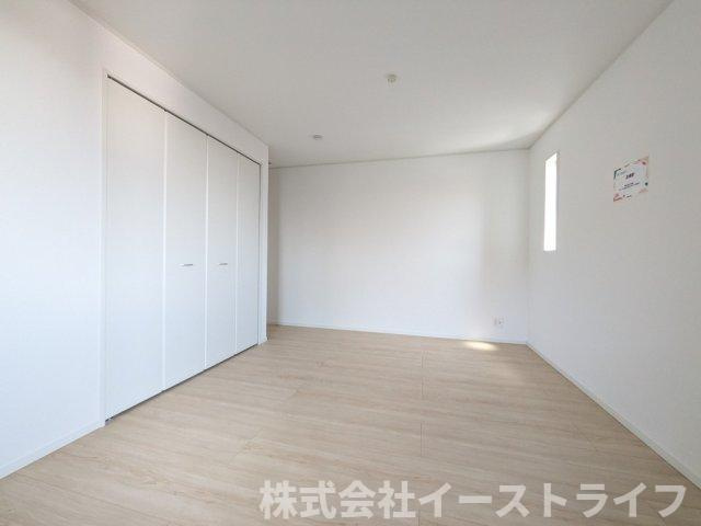 【新築戸建】　いわき市小名浜岡小名第4　全2棟の寝室|同社施工写真　フローリングのお部屋は耐久性があり傷が付きにくいので、一般的な使用ではメンテナンスはあまり必要ありません。また、汚れたらさっとふき取るだけで、きれいな場外を保つことができます。