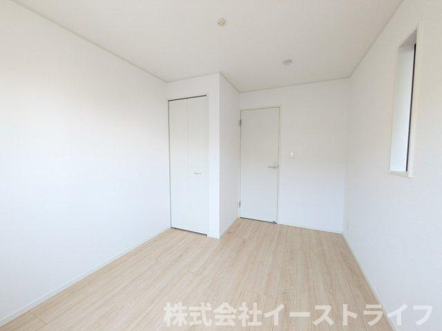 【新築戸建】　いわき市小名浜岡小名第4　全2棟の子供部屋|同社施工写真　家具などのインテリアともマッチしておしゃれ感が出しやすく、身の回りの整理がしやすいのも洋室の魅力です◎