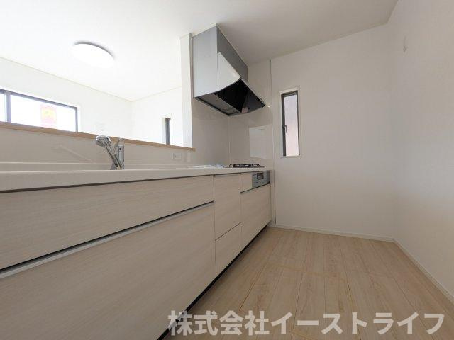 【新築戸建】　いわき市小名浜岡小名第4　全2棟のキッチン|2号棟写真　対面キッチンは家族とのコミュニケーションをとりながらお料理できるのが魅力です♪とくに小さなお子さんを持つご家庭では、調理中もお子さんの様子をみられるので大きな安心に繋がりますね♪