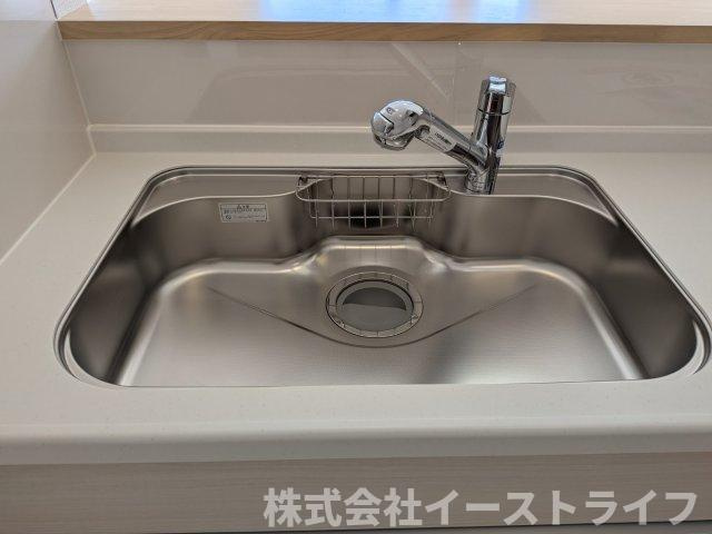 【新築戸建】　いわき市小名浜岡小名第4　全2棟のキッチン|同社施工写真　対面キッチンは家族とのコミュニケーションをとりながらお料理できるのが魅力です♪とくに小さなお子さんを持つご家庭では、調理中もお子さんの様子をみられるので大きな安心に繋がりますね♪