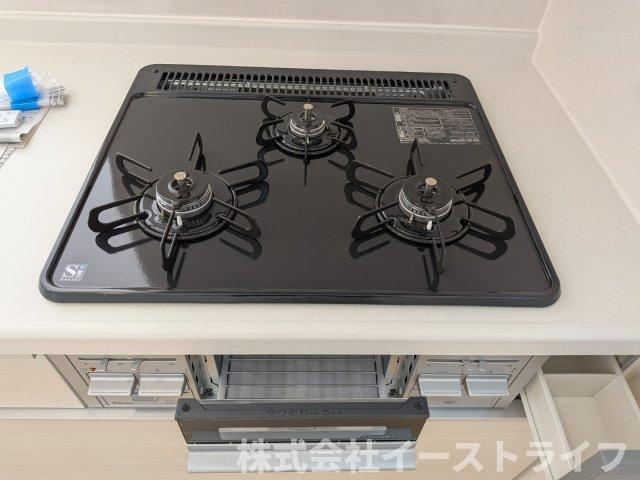 【新築戸建】　いわき市小名浜岡小名第4　全2棟のキッチン|同社施工写真　浄水器一体型水栓です◎対面式キッチンなので、リビングルームにいるご家族の様子を見ながら調理ができ、小さなお子様がいるご家庭でも安心です。