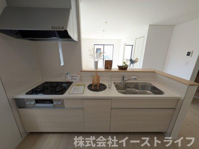 【新築戸建】　いわき市小名浜岡小名第4　全2棟のキッチン|同社施工写真　お掃除がしやすいのもシステムキッチンの魅力です(^^)/