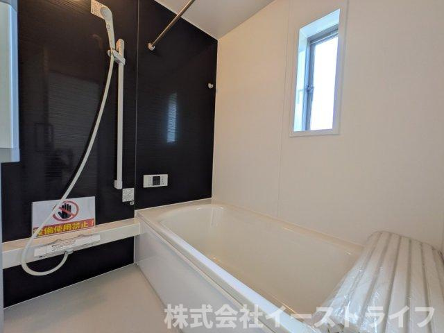 【新築戸建】　いわき市小名浜岡小名第4　全2棟の浴室|2号棟写真　浴室には浴室乾燥機が付いており、天気の悪い日のお洗濯や、浴室のカビ予防にも助かります。また、結露やカビの抑制等浴室がより快適になります。