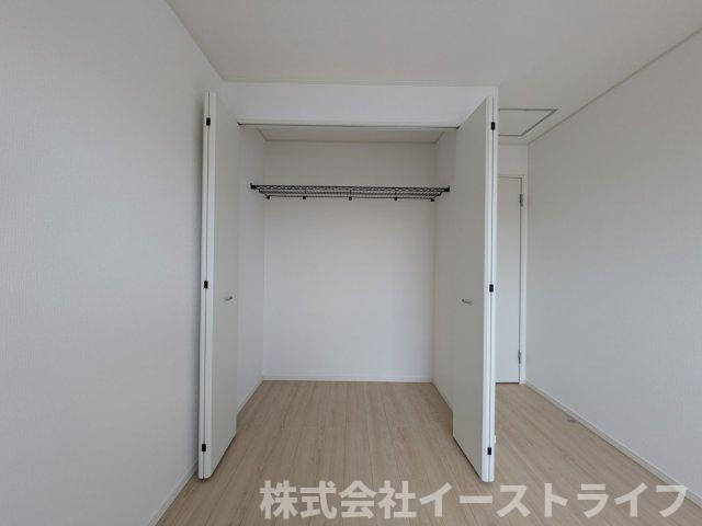 【新築戸建】　いわき市小名浜岡小名第4　全2棟の収納|同社施工写真　和室には押入れが付いてるので、来客用の布団も収納できます！