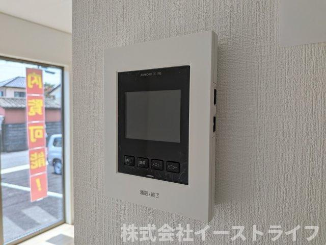 【新築戸建】　いわき市小名浜岡小名第4　全2棟のセキュリティ|2号棟写真　テレビモニター付きインターフォンです。玄関のドアを開けることなく来客の顔や声を確認できるため、トラブルの防止につながります。