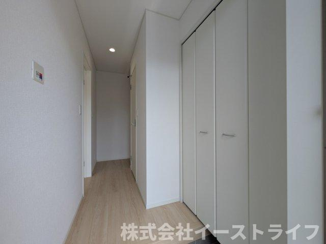 【新築戸建】　いわき市小名浜岡小名第4　全2棟の玄関|2号棟写真　玄関収納は天井いっぱいまであり靴の整理に困りません！