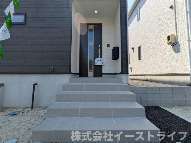 【新築戸建】　いわき市小名浜岡小名第4　全2棟の玄関|同社施工写真　玄関ポーチもある落ち着いた玄関です