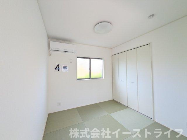 【新築戸建】　いわき市小名浜岡小名第4　全2棟の居間・リビング|同社施工写真　フローリングのリビングは木の温もりで安らぎと癒しをもたらすプライベート空間♪窓から光があふれ、明るく居心地の良いご家族皆がゆったり寛げる憩いの空間となりそうです◎