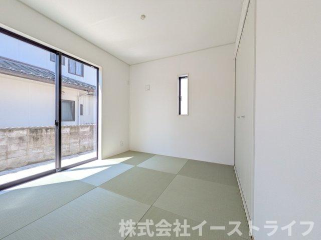 【新築戸建】　いわき市小名浜岡小名第4　全2棟の和室|同社施工写真　1階にある和室は来客用のスペースとしても重宝します。お子様が小さい方には、おむつ替えのスペースやキッズスペースとして利用するのも◎