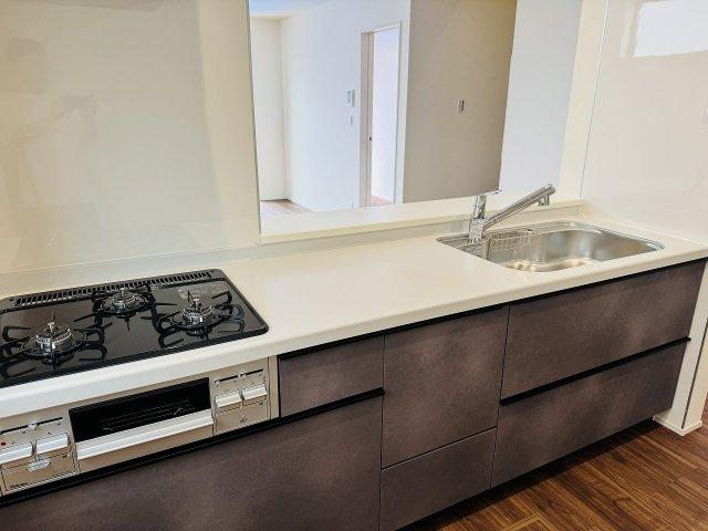 八王子市　楢原町　新築一戸建て　２期のキッチン|～３口コンロと広い調理台でお料理が捗ります～