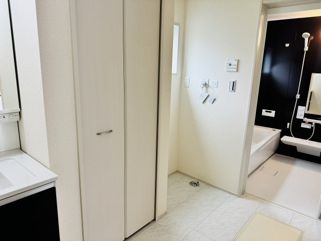 八王子市　楢原町　新築一戸建て　２期の脱衣所|～ゆとりある広さの脱衣所　洗剤やリネン類をたっぷりしまえる収納付き～