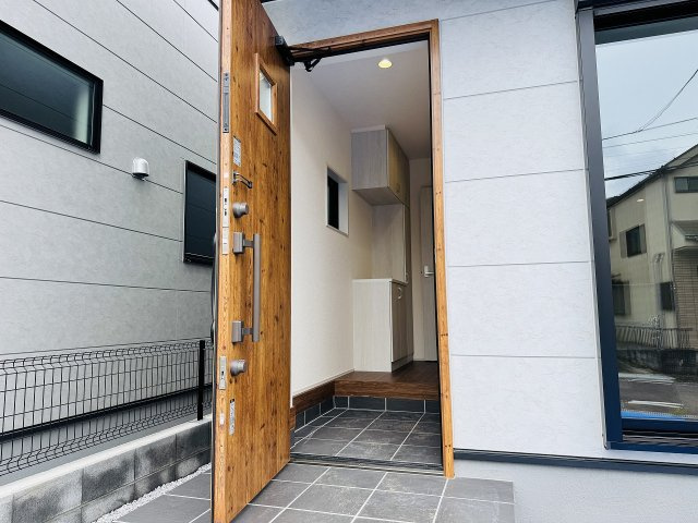 八王子市　楢原町　新築一戸建て　２期の玄関|～玄関は安心のWロックキーを採用～