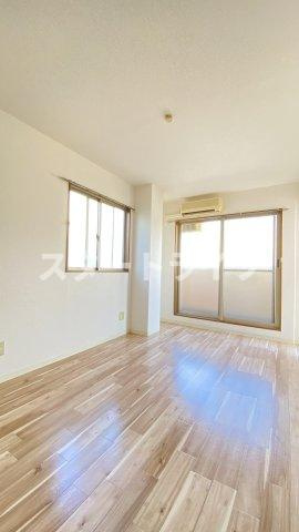 大阪市淀川区木川東２丁目の賃貸マンションの居間・リビング