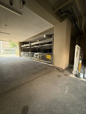 コモダス奈良屋の駐車場