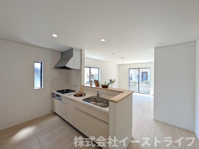 【新築戸建】　いわき市小名浜岡小名第4　全2棟のキッチン|同社施工写真　対面キッチンは家族とのコミュニケーションをとりながらお料理できるのが魅力です♪とくに小さなお子さんを持つご家庭では、調理中もお子さんの様子をみられるので大きな安心に繋がりますね♪