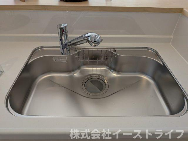 【新築戸建】　いわき市小名浜岡小名第4　全2棟のキッチン|同社施工写真　浄水器一体型水栓です◎対面式キッチンなので、リビングルームにいるご家族の様子を見ながら調理ができ、小さなお子様がいるご家庭でも安心です。