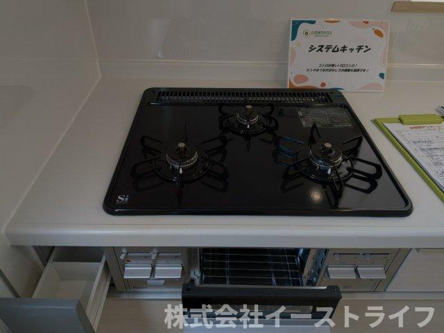 【新築戸建】　いわき市小名浜岡小名第4　全2棟のキッチン|同社施工写真　ガス火3口、魚焼きグリル、調味用入れがついています！使い勝手が良く、お掃除が楽ちんなのもシステムキッチンの魅力です(^^)