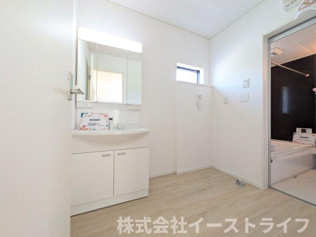 【新築戸建】　いわき市小名浜岡小名第4　全2棟の独立洗面台|同社施工写真　朝の身支度に便利な独立洗面台です。3面鏡で鏡の裏には収納スペースがあり、小物などをすっきり片づけることができます。