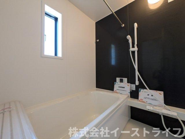 【新築戸建】　いわき市小名浜岡小名第4　全2棟の浴室|同社施工写真　浴室には浴室乾燥機が付いており、天気の悪い日のお洗濯や、浴室のカビ予防にも助かります。また、結露やカビの抑制等浴室がより快適になります。
