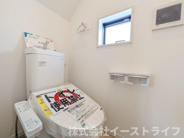 【新築戸建】　いわき市小名浜岡小名第4　全2棟のトイレ|同社施工写真　落ち着いた色調のトイレで、温水洗浄機能付き便座です。2階にもあるので利便性も◎