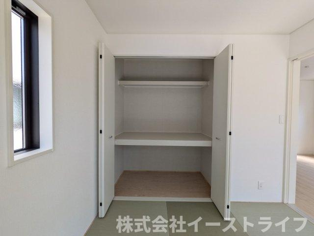 【新築戸建】　いわき市小名浜岡小名第4　全2棟の収納|同社施工写真　和室には押入れが付いてるので、来客用の布団も収納できます！