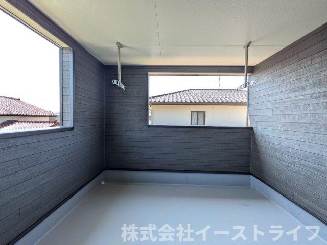 【新築戸建】　いわき市小名浜岡小名第4　全2棟のバルコニー|同社施工写真　インナーバルコニーは広々としていてお洗濯が楽ちんです。また日当たりを好む植物を育てるにはぴったりの空間なので、ガーデニングの場としても楽しむことができます◎