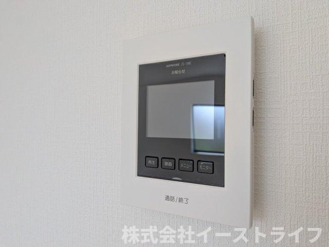 【新築戸建】　いわき市小名浜岡小名第4　全2棟のセキュリティ|同社施工写真　テレビモニター付きインターフォンです。玄関のドアを開けることなく来客の顔や声を確認できるため、トラブルの防止につながります。