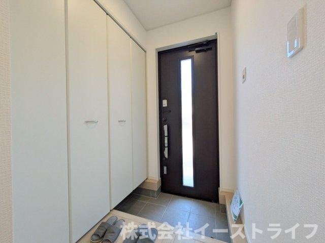 【新築戸建】　いわき市小名浜岡小名第4　全2棟の玄関|同社施工写真　玄関収納は天井いっぱいまであり靴の整理に困りません！