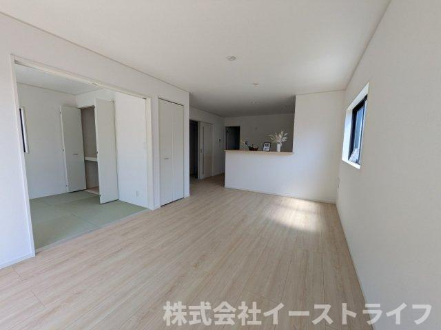 【新築戸建】　いわき市小名浜岡小名第4　全2棟の居間・リビング|同社施工写真　フローリングのリビングは木の温もりで安らぎと癒しをもたらすプライベート空間♪窓から光があふれ、明るく居心地の良いご家族皆がゆったり寛げる憩いの空間となりそうです◎