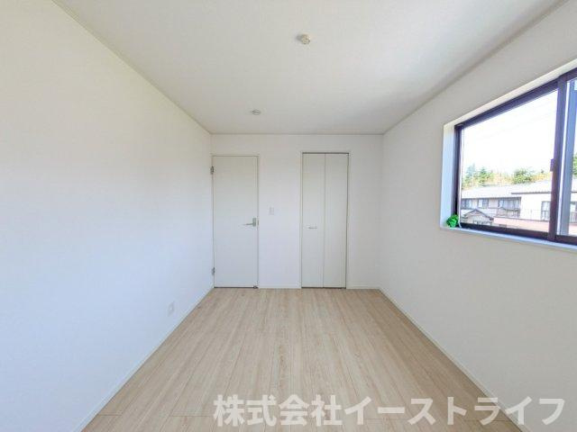 【新築戸建】　いわき市小名浜岡小名第4　全2棟の洋室|同社施工写真　洋室は和室と比べて家具を置いたり敷物を敷いたりと、カスタマイズ性が高いので、自分の好みの部屋にしやすいです♪