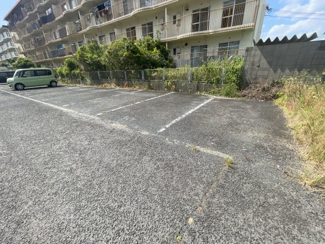 すずらん台コートの駐車場