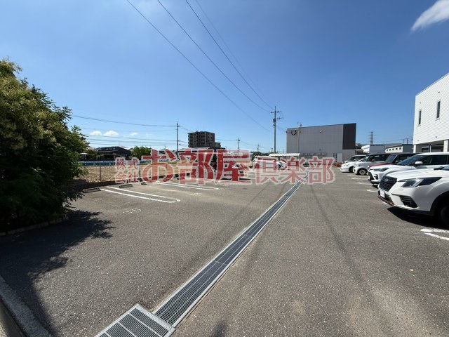 ソラーレ梅満の駐車場|車をお持ちの方に嬉しい駐車場付きの物件です