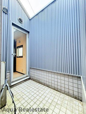 高松市田町　住居兼事務所のバルコニー|３階北側バルコニースペース　横の扉入ったら洗濯機置場有り