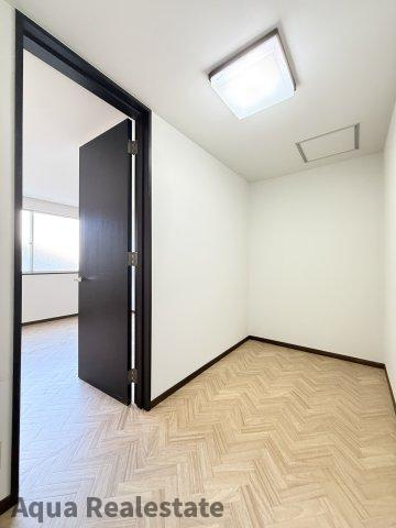高松市田町　住居兼事務所の収納|２階寝室奥の収納スペース