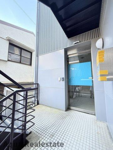 高松市田町　住居兼事務所の玄関|１階玄関　元クリニック跡
