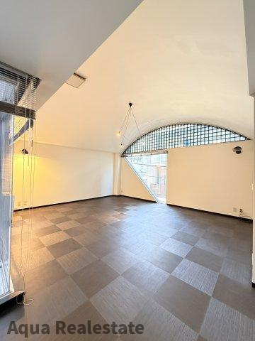高松市田町　住居兼事務所の居間・リビング|３階リビングスペース　床フロアタイル交換　室内壁塗り替え