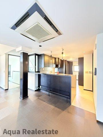 高松市田町　住居兼事務所の居間・リビング|３階リビングスペース　床フロアタイル交換　室内壁塗り替え