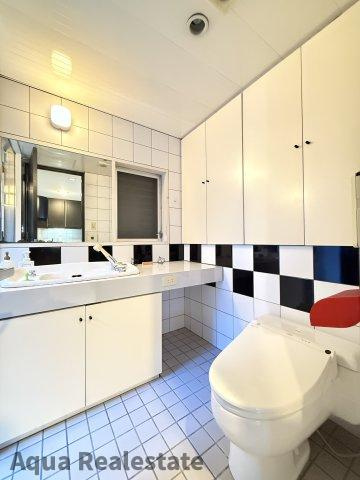 高松市田町　住居兼事務所のトイレ|３階トイレ洗面脱衣スペース