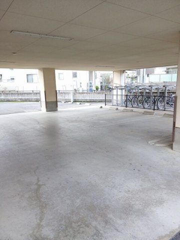 カルフ－ル緑井の駐車場|駐車場に車を止められます