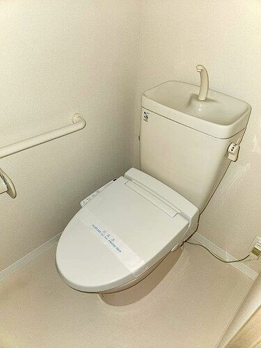 サーパス己斐西町のトイレ|洗浄機能付き便座　※2023年5月撮影