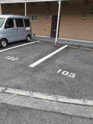 フォレストサイドの駐車場|車をお持ちの方に嬉しい駐車場付きの物件です