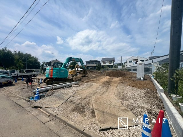 【前面道路含む現地写真】 | 通勤や家族の送迎など、毎日の生活にマイカーが欠かせない方にとって駐車場は大事な条件。敷地内にカースペースがあれば、お出かけやお買い物の際の搬入出も楽々です。