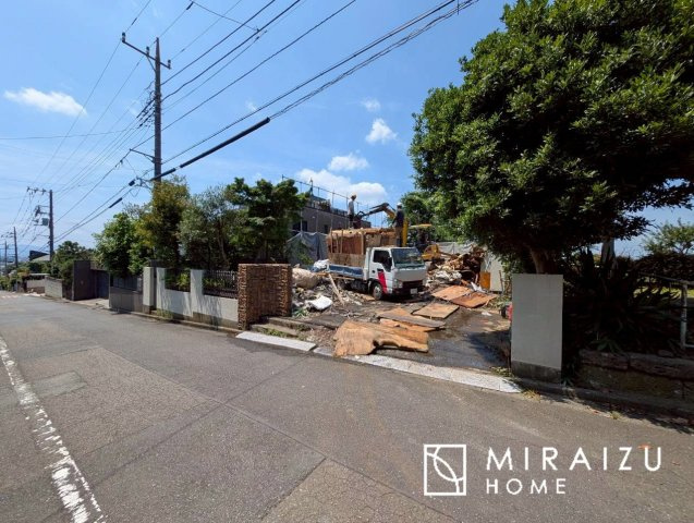 【外観】 | 青く澄み渡った綺麗な空と、陽の光をたっぷりと受ける、そんな新築住宅で新生活をスタートしてみませんか？見学・ご相談等、ミライズホーム(株)までお気軽にご連絡下さい。