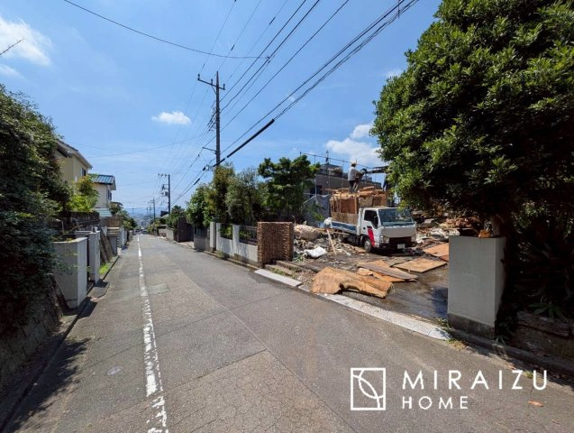 【前面道路含む現地写真】 | 人生100年時代、永く安心してお住まいいただくために、大切なご家族と財産を守ることのできる地震に強い安心な住宅！お休みの日にご家族で見学はいかがでしょう♪