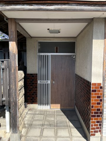 平田町　戸建の玄関