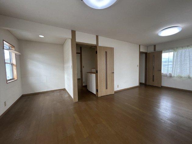 「南向き角地」香南市野市町東野　中古一戸建ての居間・リビング|子供部屋やテレワークスペースにも◎、陽当たり良い洋室。