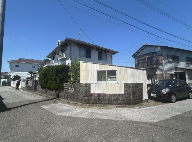 「南向き角地」香南市野市町東野　中古一戸建ての前面道路含む現地写真|並列駐車もラクラク！広々カースペースへ拡張工事予定。