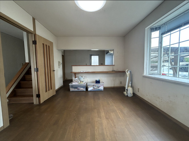 「南向き角地」香南市野市町東野　中古一戸建ての居間・リビング|家族の会話が弾む！明るく開放的な対面キッチンLDK。