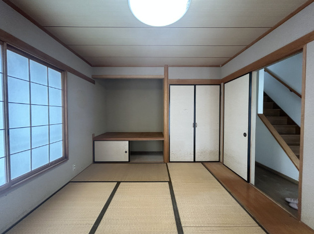「南向き角地」香南市野市町東野　中古一戸建ての和室|布団もスッキリ収まる、収納便利な大容量の押入れ完備！