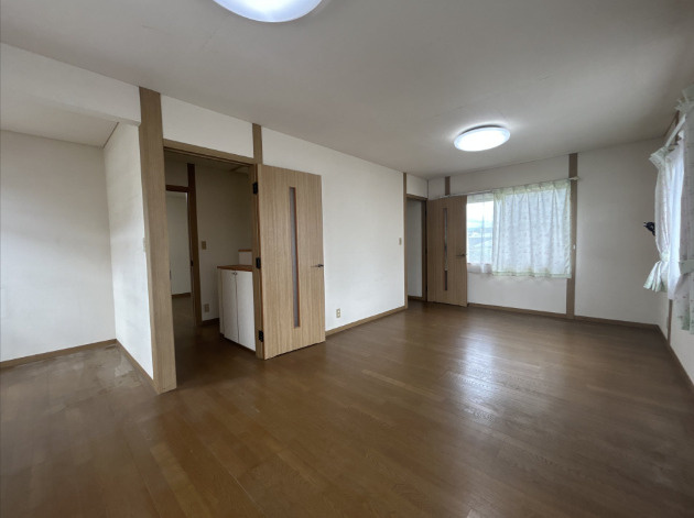 「南向き角地」香南市野市町東野　中古一戸建ての居間・リビング|新調された建具がアクセント！清潔感あふれる洋室。